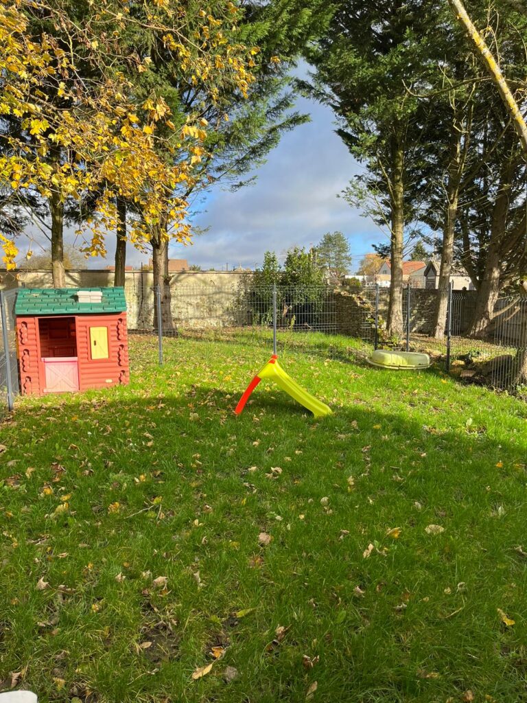 Nous disposons d'un jardin. Il est essentiel pour nos petits bouts de prendre l'air, explorer la nature ,courir, jouer et développer leur confiance.